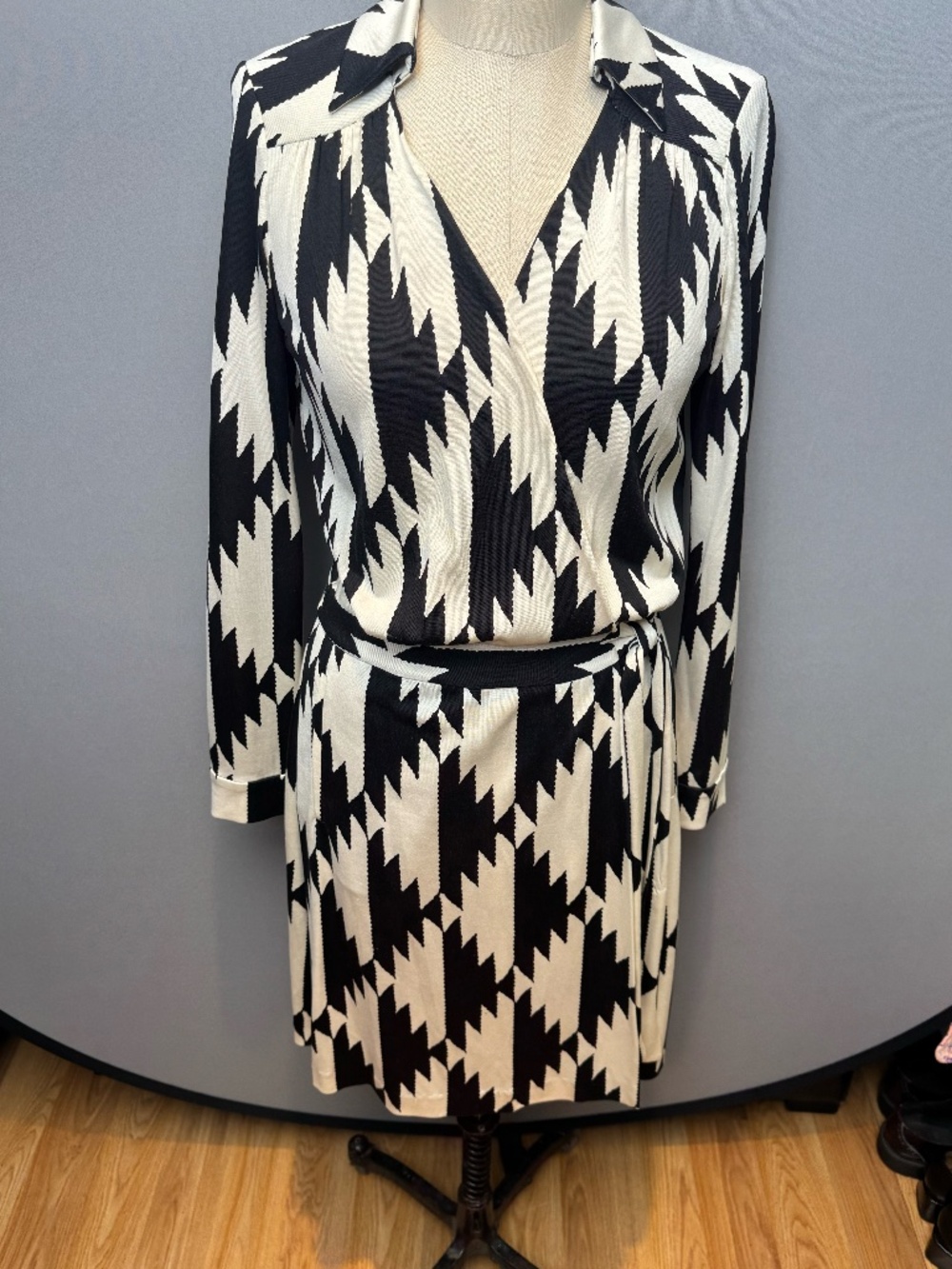 DVF Diane von Furstenberg Lorah Native Hound 100% Silk Wrap Dress Sz 6